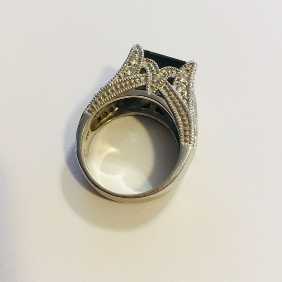 Beautiful Cubic Zirconia Ring - Picture 2 of 2